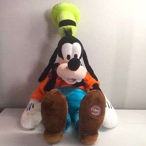 Goofy Disney Store Exclusive Plush 18”